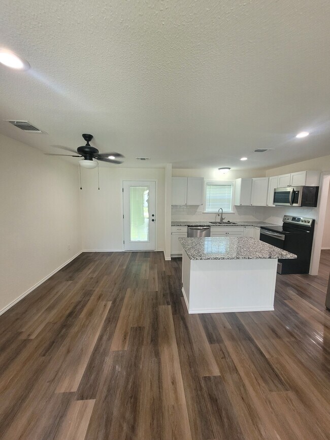 Building Photo - 1003 Pecan St