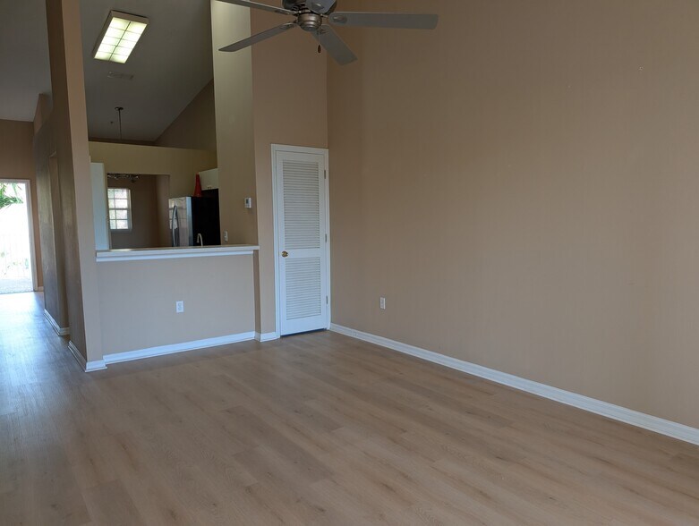 Building Photo - 4240 Central Sarasota Pky