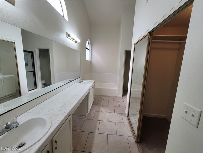 Building Photo - 372 Rushing Creek Ct