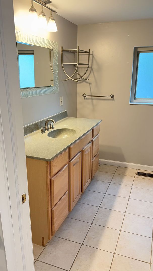 Building Photo - Spacious and Renovated Charles Village 4bd...