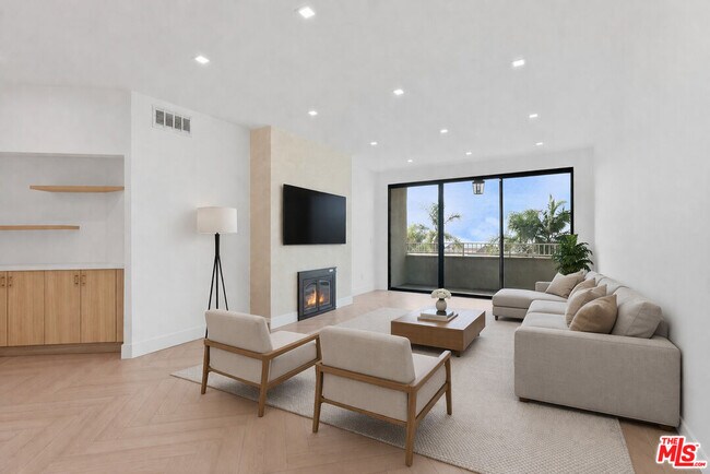 Building Photo - 8455 Fountain Ave