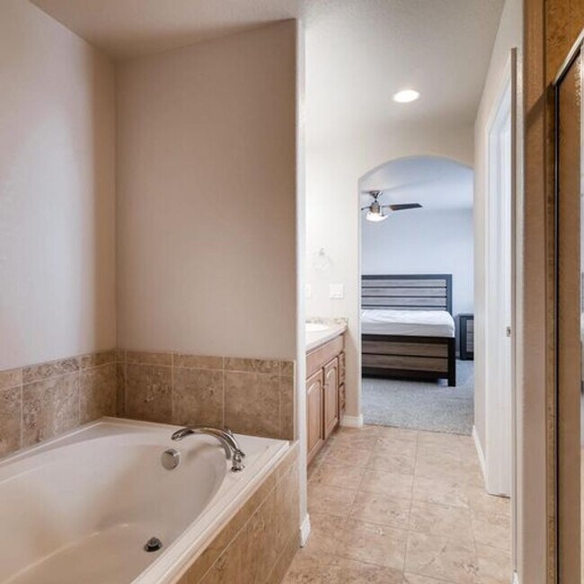Building Photo - Wonderful Newer Home