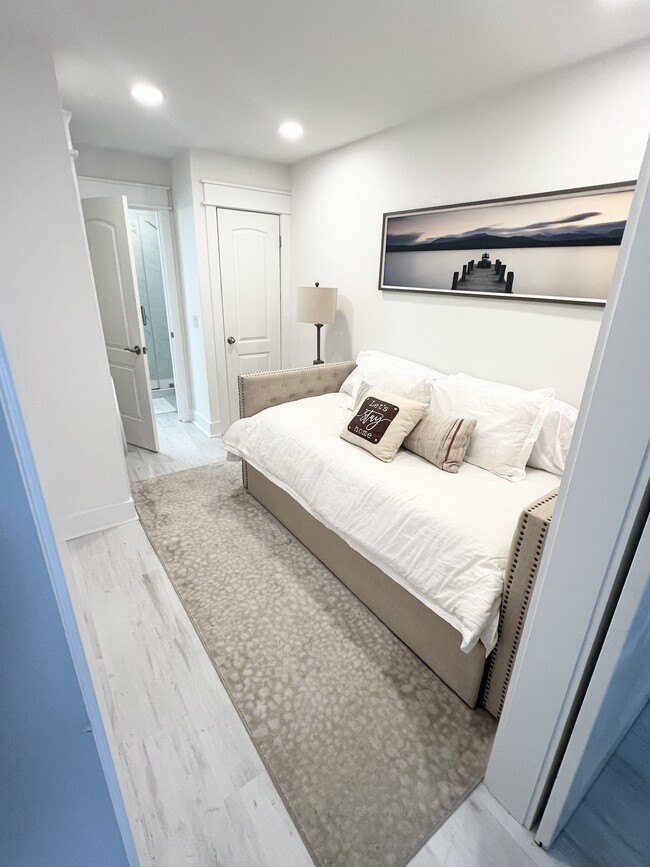 Building Photo - 7813 N Lagoon Dr