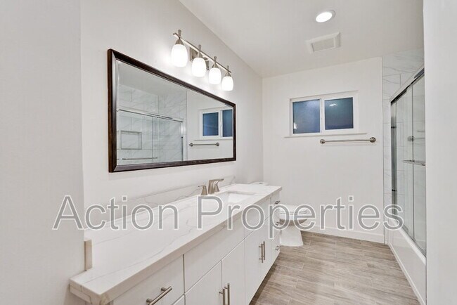 Building Photo - 681 S 13th St