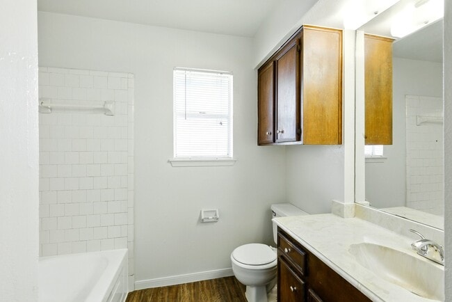Building Photo - 9410 Edgebrook Dr