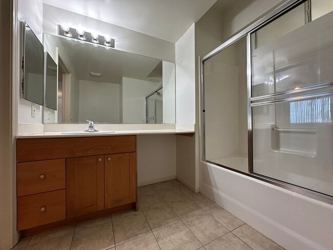 Building Photo - Available Low Income Unit - 2bed2bath cond...