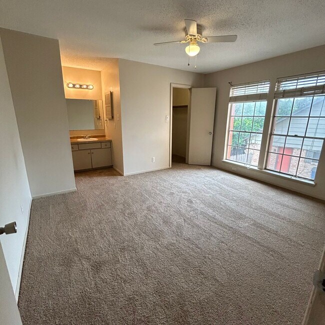 Building Photo - 7206 Creekside Dr