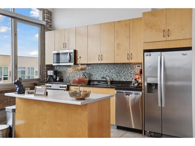 Building Photo - 700 N Washington Ave