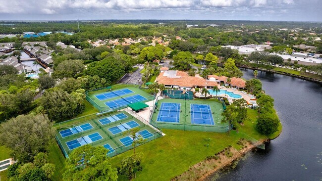 Building Photo - 1004 Landings Blvd