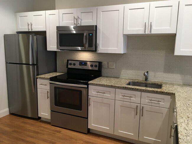 Building Photo - 875 Elm St