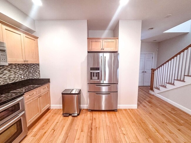 Building Photo - Luxury long term rental in the Heart of Br...