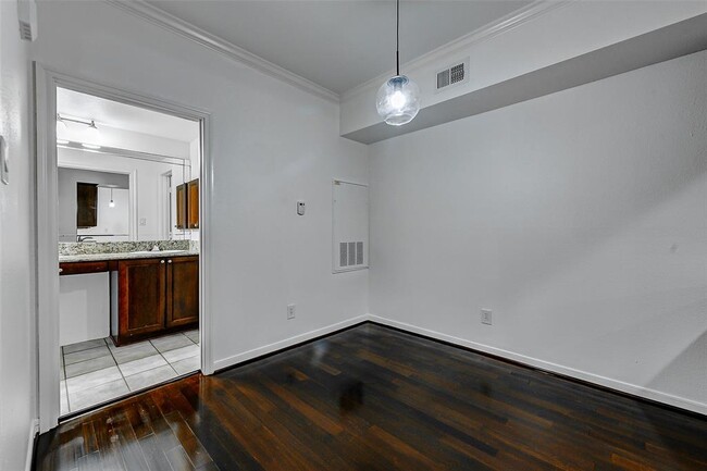 Building Photo - 2255 Braeswood Park Dr