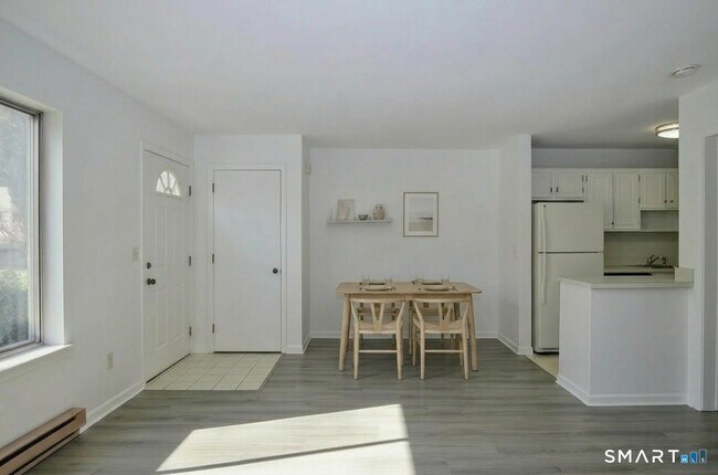 Building Photo - 15 Bungalow Park