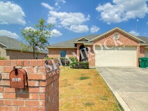 Building Photo - Surrey Ridge Duplex