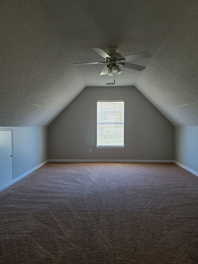 Building Photo - Conveniently located in a quiet cul-de-sac