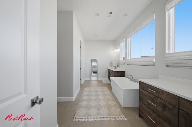 Building Photo - 4 Bedroom Home with Gorgeous Views