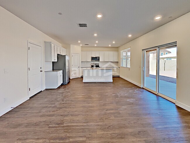 Building Photo - 5944 W Columbine Dr