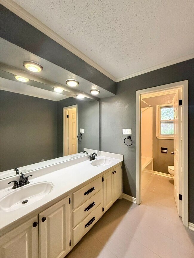 Building Photo - Available Now! Spacious 4 Bed/3 Bath Home in Tyler! Hot Tub!