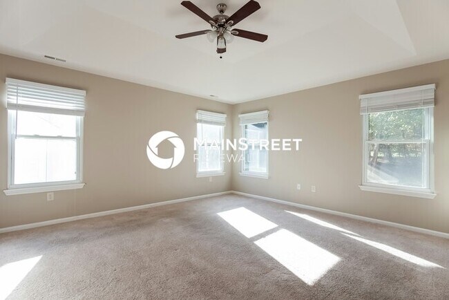 Building Photo - 4 Bedroom Pet-Friendly Home in Charlotte, NC with Main Street Renewal