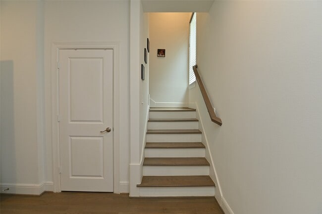 Building Photo - 1117 W 16th St