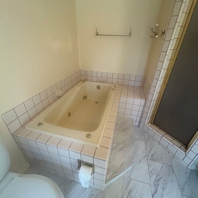 Building Photo - Beautiful Lake Wildwood Home with private back yard.