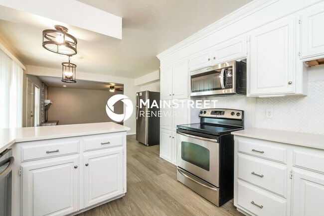 Building Photo - 4 Bedroom Pet-Friendly Home in EDMOND, OK with Main Street Renewal