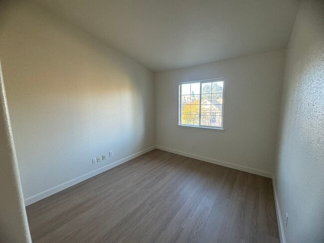 Building Photo - Spacious 2 Story Near Trails & Rose Park