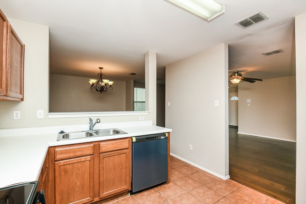 Building Photo - 205 Cres Ridge Dr