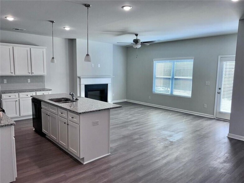 Building Photo - 2618 Swan Lake Dr SW