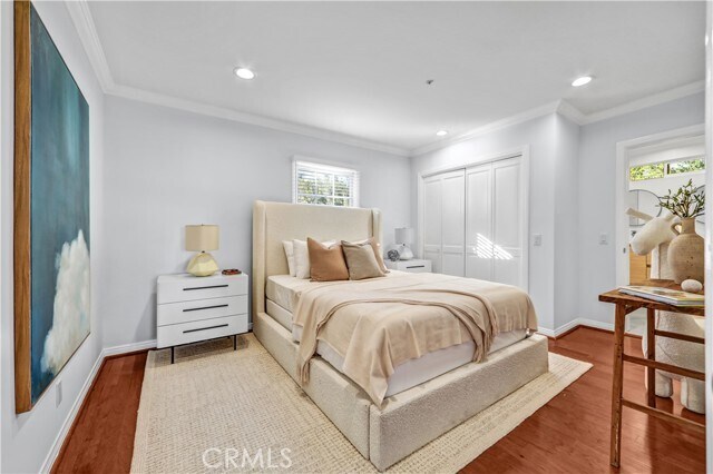 Building Photo - 725 N Doheny Dr
