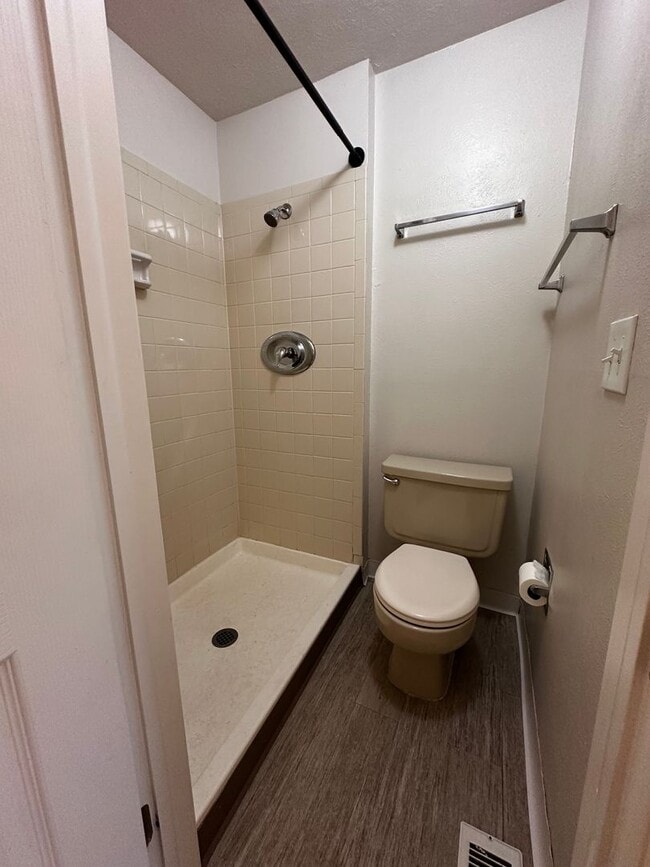 Building Photo - Spacious Updated Ranch Style Condo
