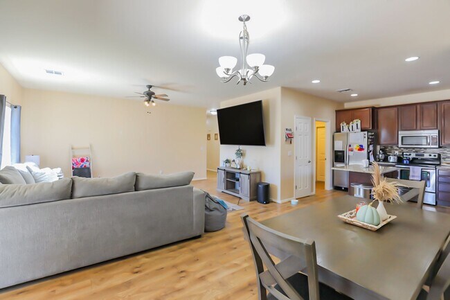 Building Photo - Pet Friendly 4 Bed 2 Bath Home!