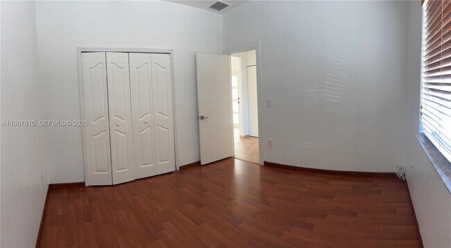 Building Photo - 709 SE 13th Terrace