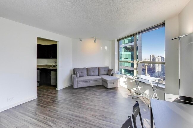 Building Photo - 555 W Madison St