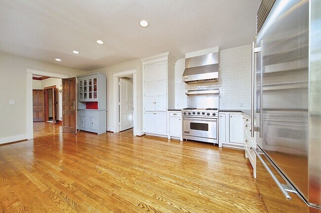 Building Photo - Stunning Tudor-style 4BR/3.5BA home in a prime, unbeatable location!