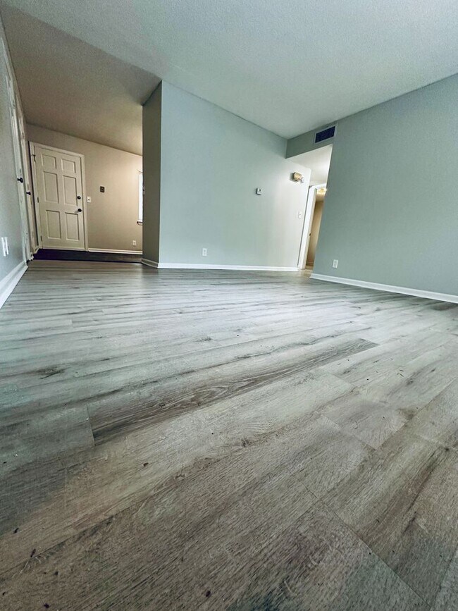 Building Photo - 3340 Pinewood Ave