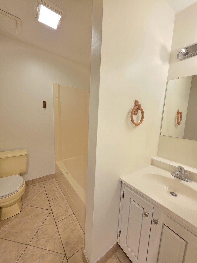 Building Photo - 13 Sailors Way