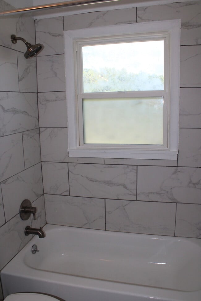 Building Photo - Beautiful 4 bedrooms and 1 bath home located on Freeman Ave in Kansas City, KS