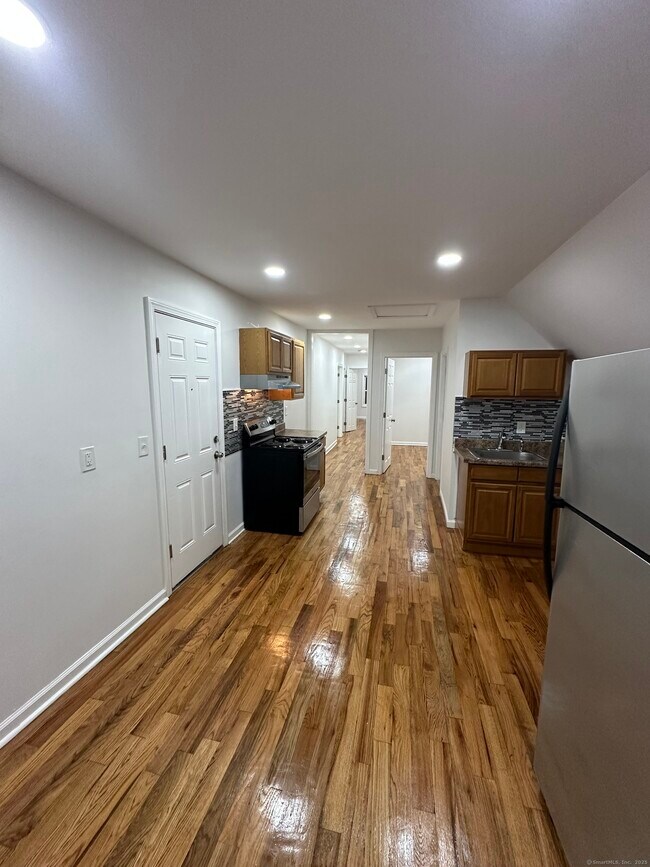 Building Photo - 483 Edgewood St