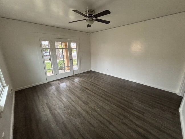 Building Photo - 520 E Cypress St