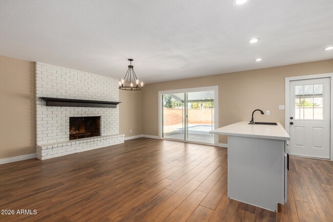 Building Photo - 1102 E Alameda Dr