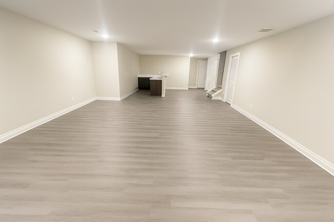 Building Photo - Spacious 4 Bedroom Home with Basement and Wet Bar in Clearwater