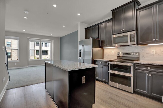 Building Photo - Luxury 4-Story Townhome with Rooftop Terrace!