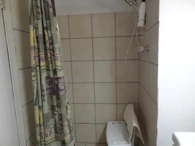 Basement Shower - 946 14th Ave SW