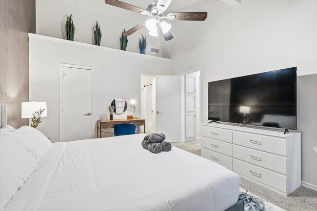 Building Photo - 2 St Charles Pl