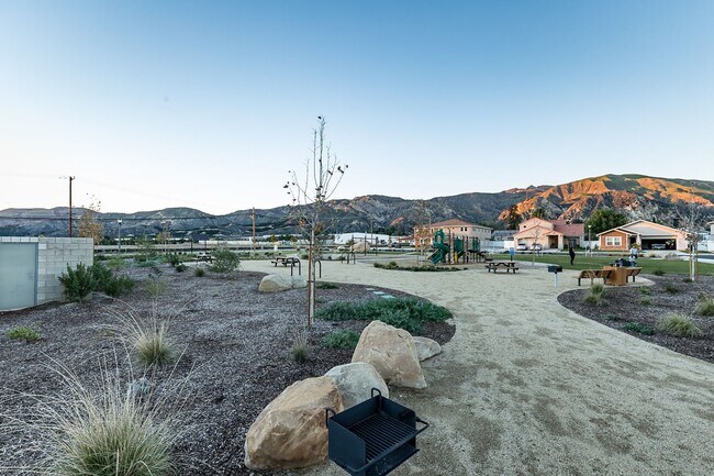 Building Photo - Loft Style of Living in Piru
