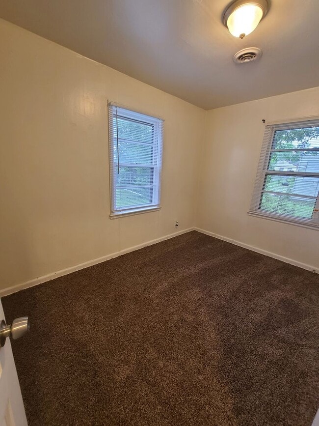 Building Photo - 2 Bedroom Single Family Home Pet Friendly