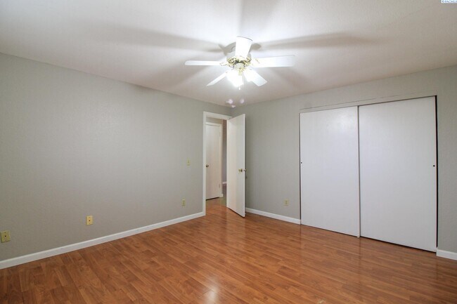 Building Photo - 2 Bed/ 1 bath Upstairs Unit in Kennewick 4...