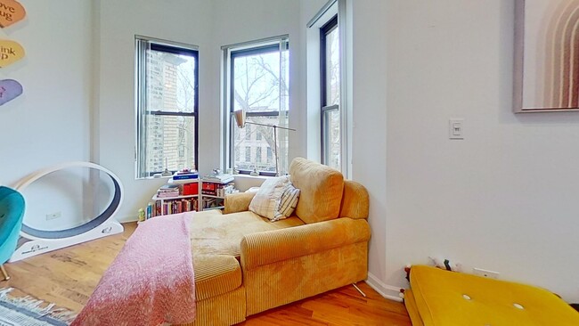 Building Photo - Top Floor East Lakeview 2 Bed/2 Bath