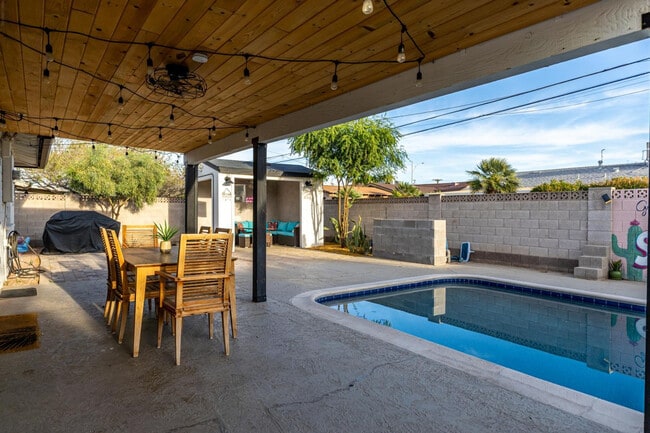 Building Photo - 8335 E Weldon Ave